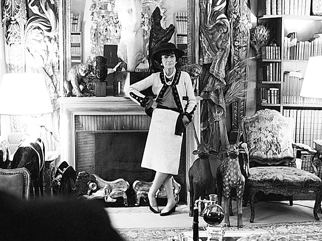 Chanel em seu quarto no hotel Ritz