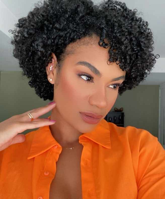 Corte assimétrico mulher com cabelo castanho liso