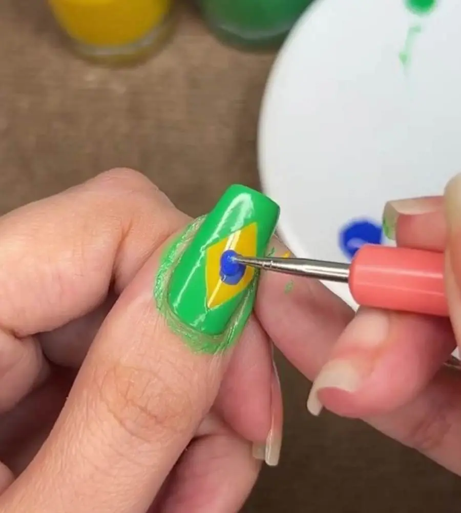 Print de vídeo de Gabi Cindra, manicure, tutorial de bandeira do Brasil nas unhas para a Copa do Mundo de 2022.
