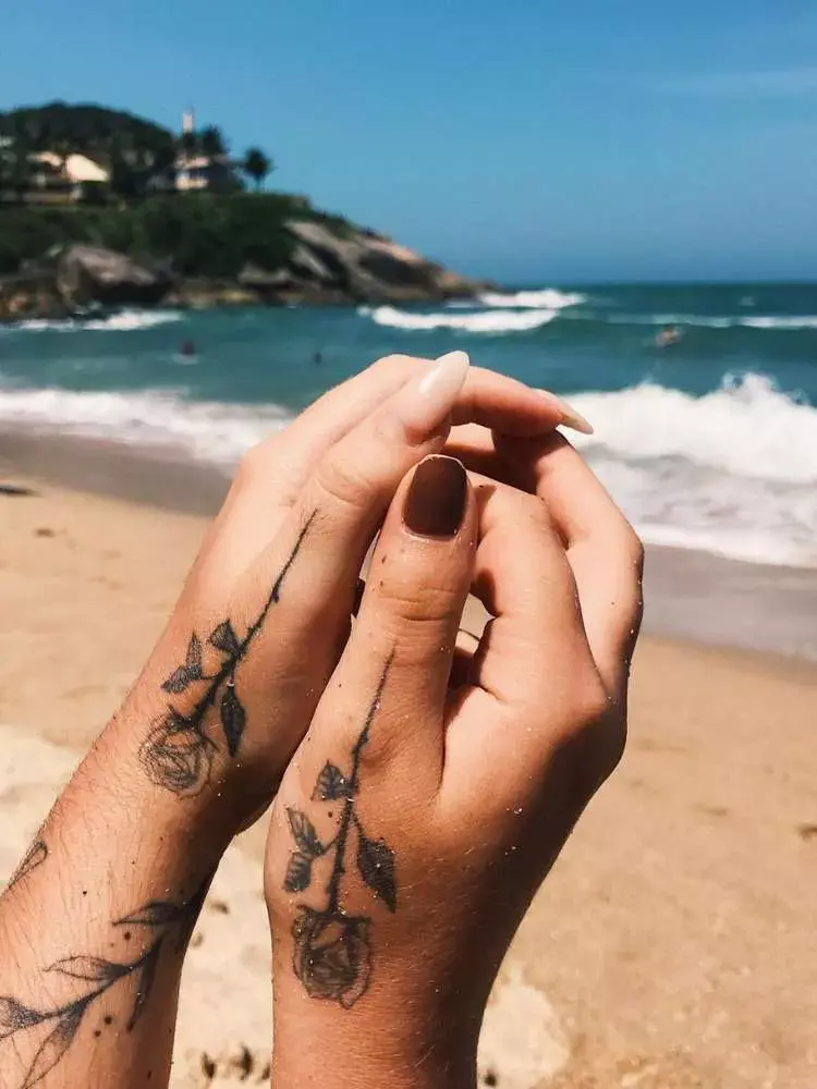 Opção de tatuagem de amigas