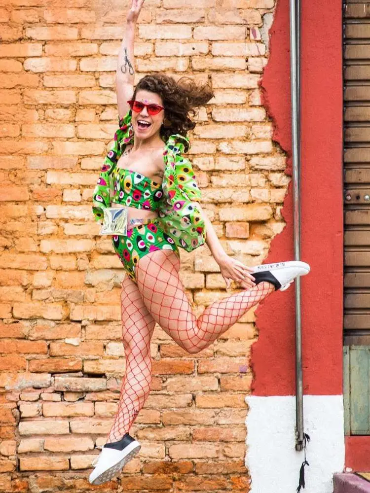 Mulher de pele clara usando conjunto verde de olhos