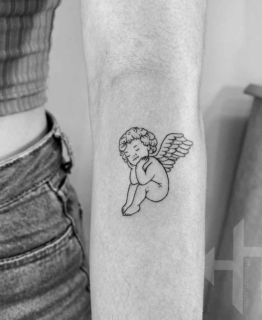 Foto de tatuagem de anjo de uma pessoa.