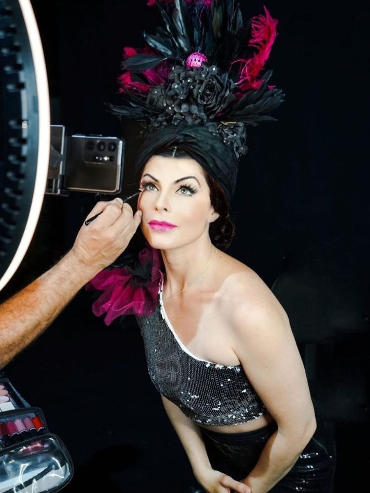 foto da atriz Renata Ricci sendo caracterizada como Carmen Miranda. 