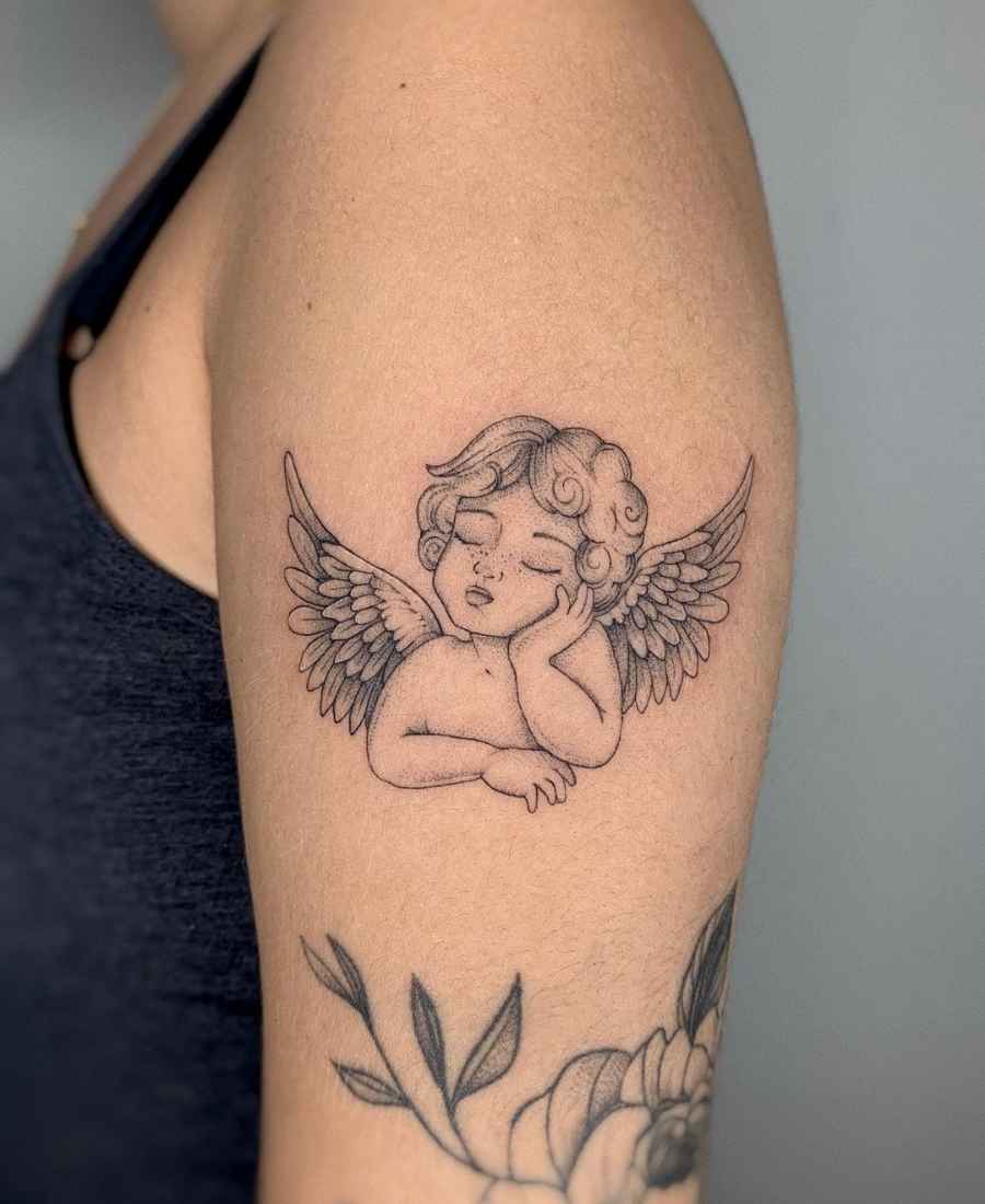Foto de tatuagem de anjo de uma pessoa.