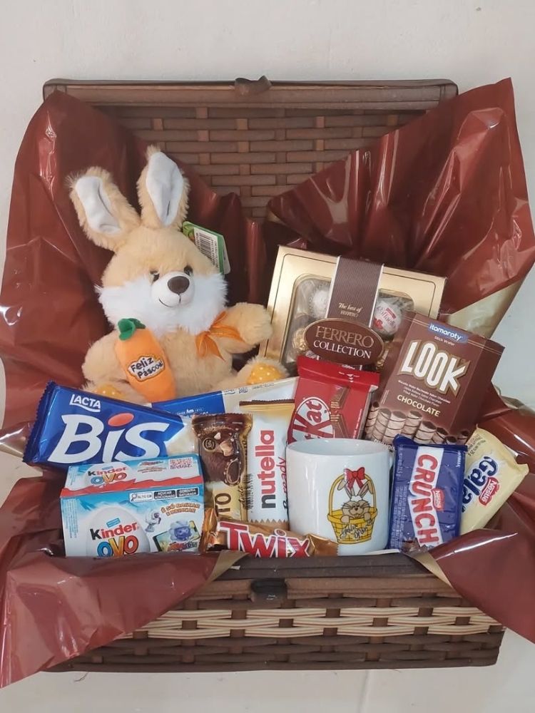 Cesta com doces, coelho de pelúcia e caneca 