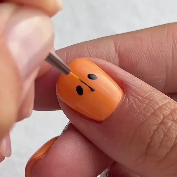 3º passo unha decorada para Halloween carinha de abóbora: fazer bolinha do nariz