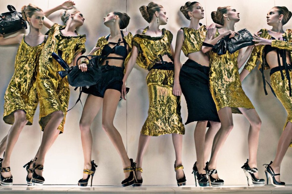 Modelos com roupas da coleção Prada SS 2009. 