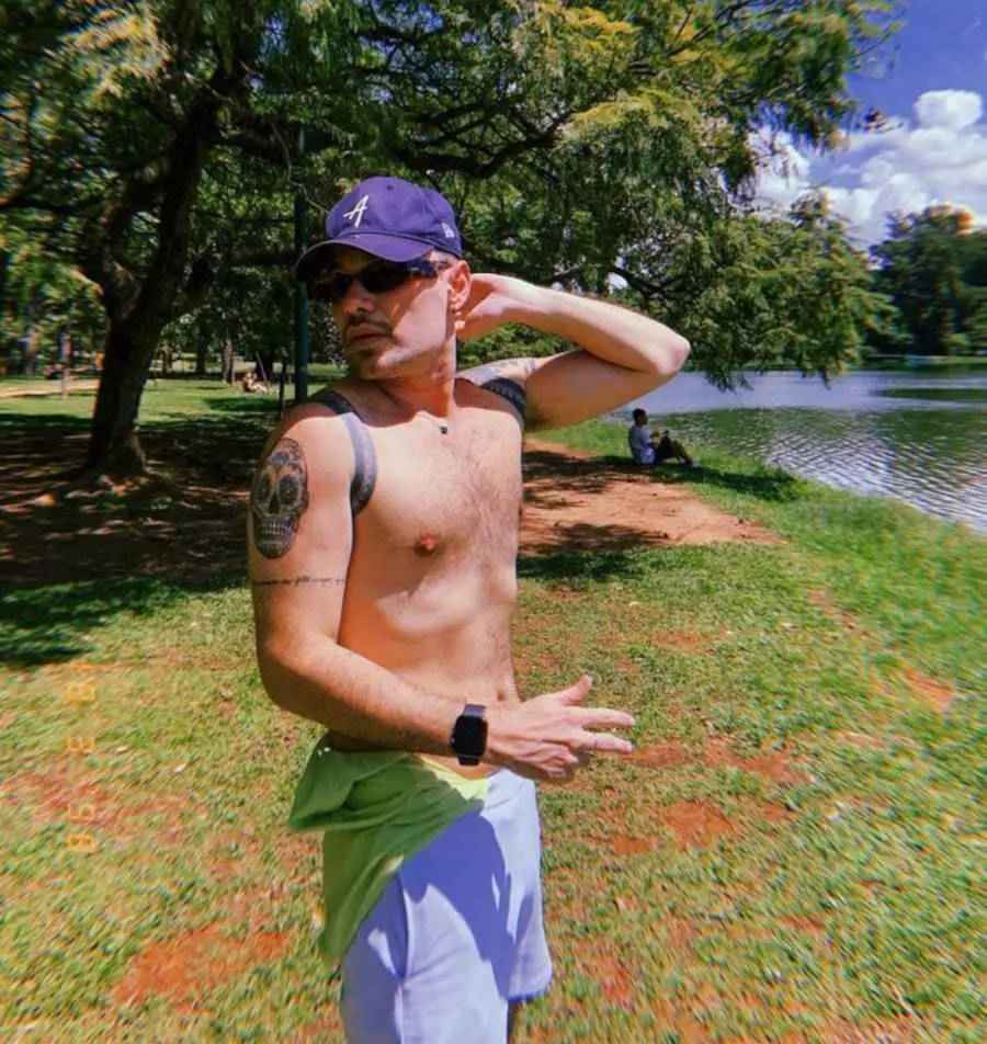 Foto de Alex Gallette com sua tatuagem de caveira mexicana