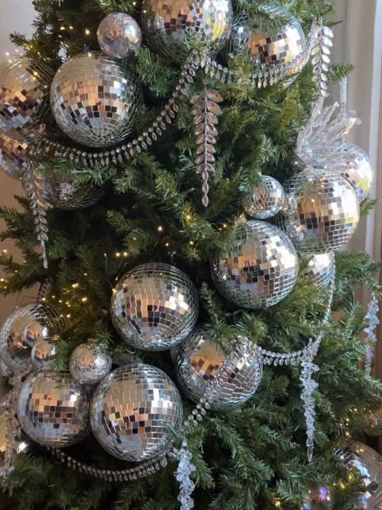 Árvore com globos de discoteca e cristais, uma das tendências de decoração para o Natal 2025