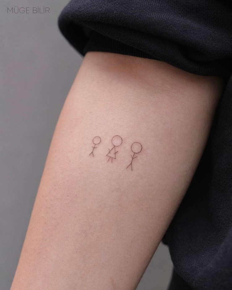 Tatuagem de 3 bonequinhos de palito em braço