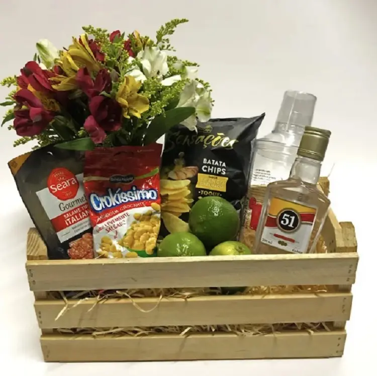caixa de madeira com kit caipirinha e aperitivos 