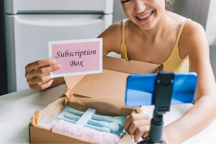 Mulher mostrando caixa com produtos de maquiagem