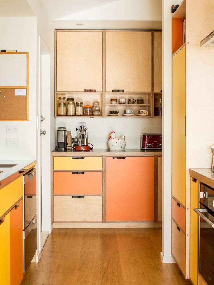 Cozinha com móveis em degradê de laranja, amarelo e bege 