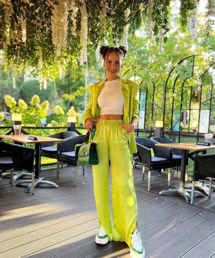 Cropped branco com looks verde e tênis branco