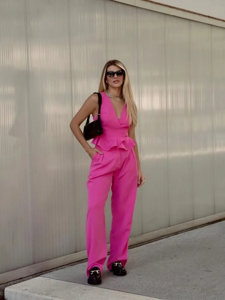 Mulher usando mocassim com calça de alfaiataria rosa