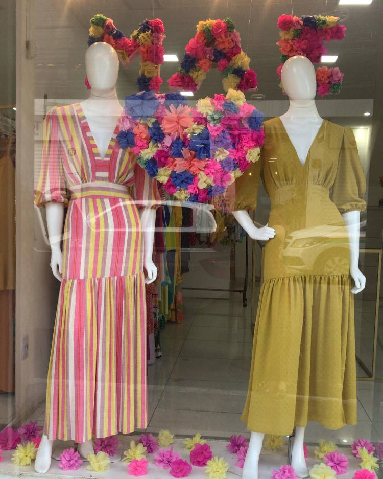 Vitrine pequena com letreiro florido.