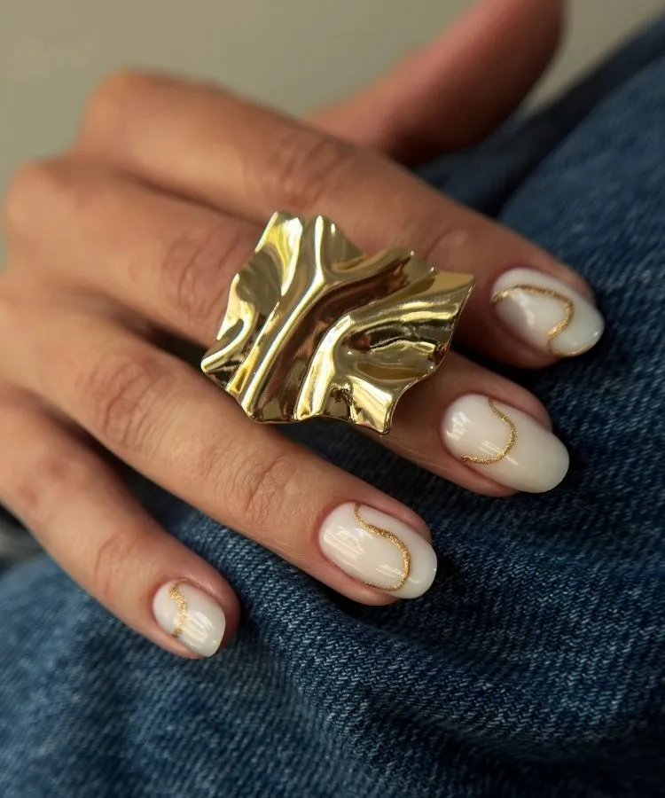 Inspirações de unhas brancas decoradas com linhas douradas