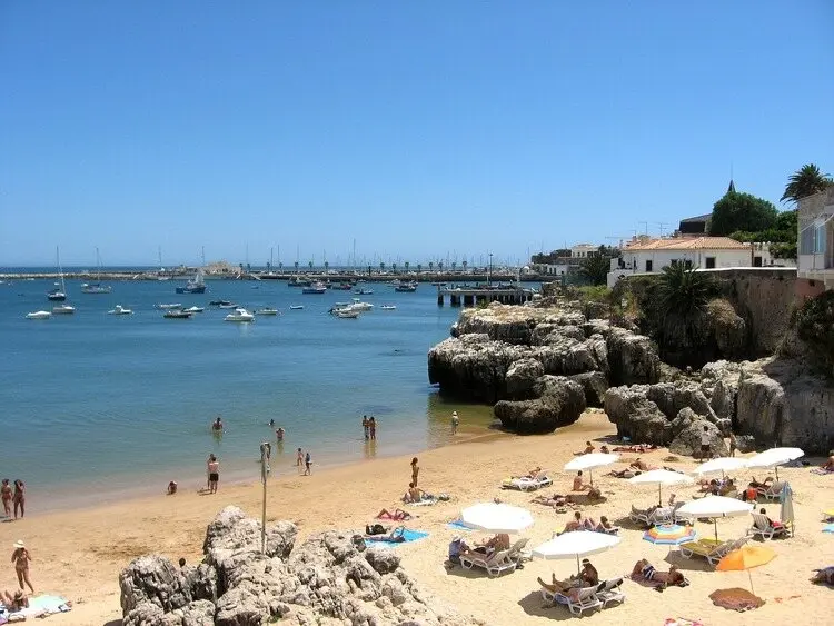Praia de Cascas, em Portugal, em um dia se sol, com muitos banhistas