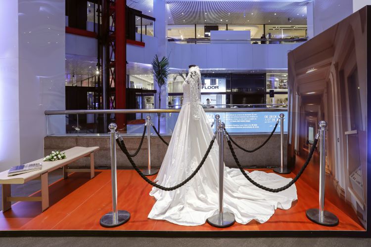 vestido de noiva em manequin em ambiente de shopping no evento D&D Fashion Wedding Design: tendência de decoração para casamento Arte e exclusividade de Luciana Almeida