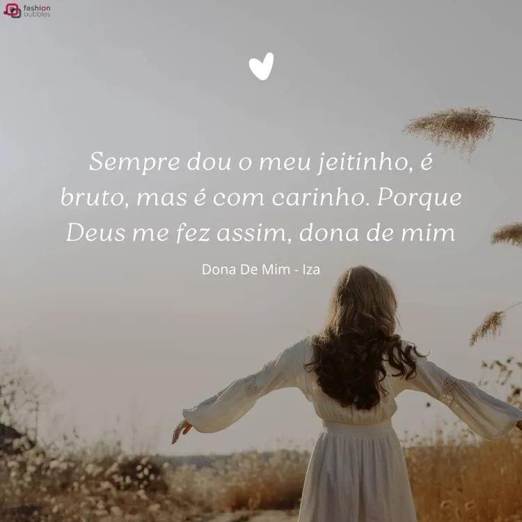 Mulher de cabelo longo marrom, de costas, usando um vestido branco em um campo, com  "Sempre dou o meu jeitinho, é bruto, mas é com carinho. Porque Deus me fez assim, dona de mim" e 'Dona de Mim, Iza" escritos acima dela.  