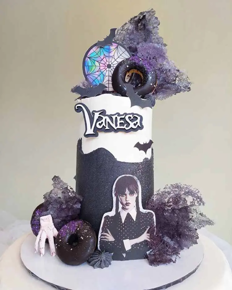 Bolo alto branco e preto para festa wandinha