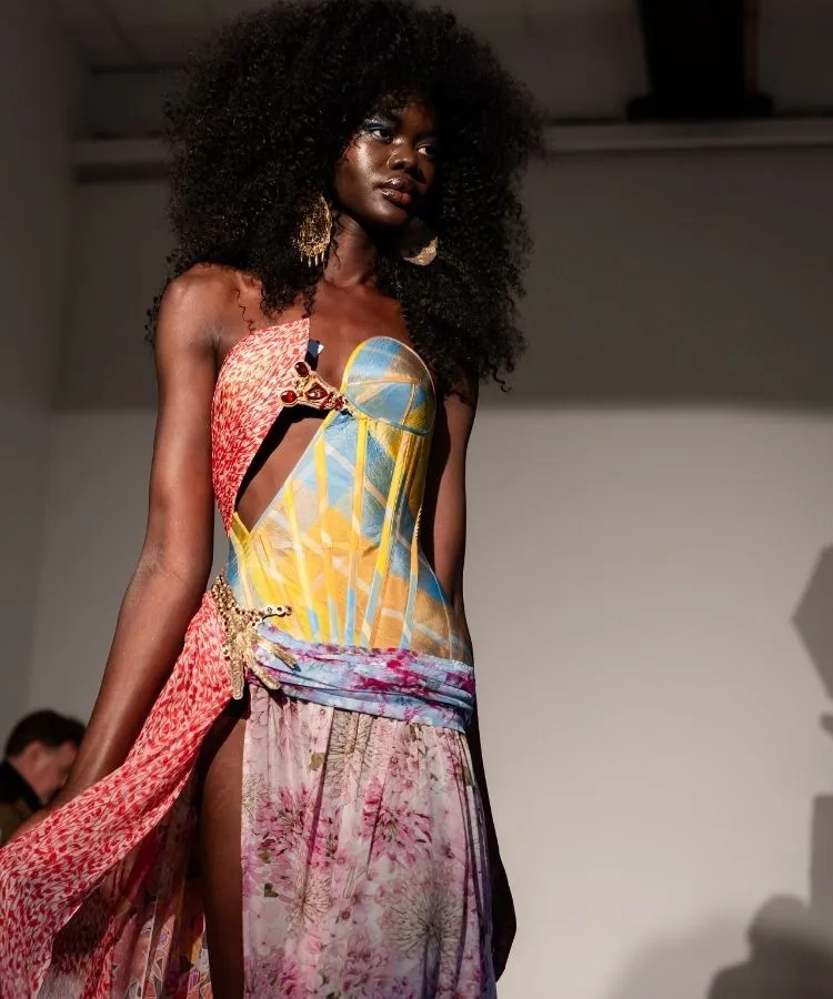 Foto de modelo usando vestido colorido do desfile de Thayná Caiçara na Semana de Alta-Costura de Paris 2026