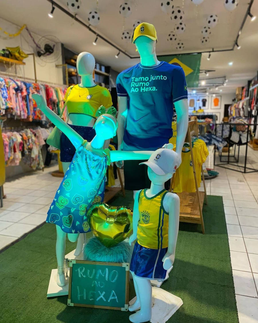 Loja com roupas de adulto e infantil.