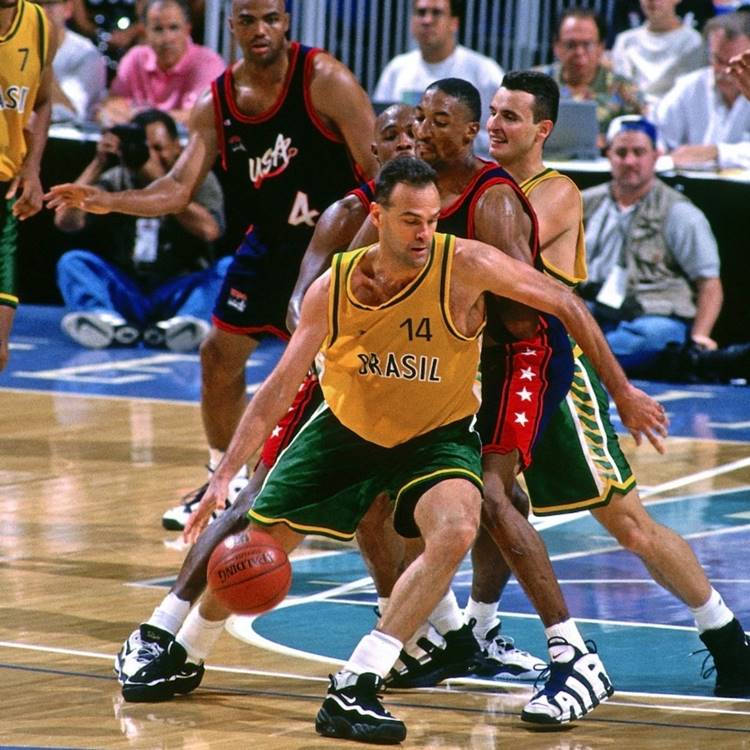 Foto de Oscar Schmidt durante partida de basquete em foto antiga.