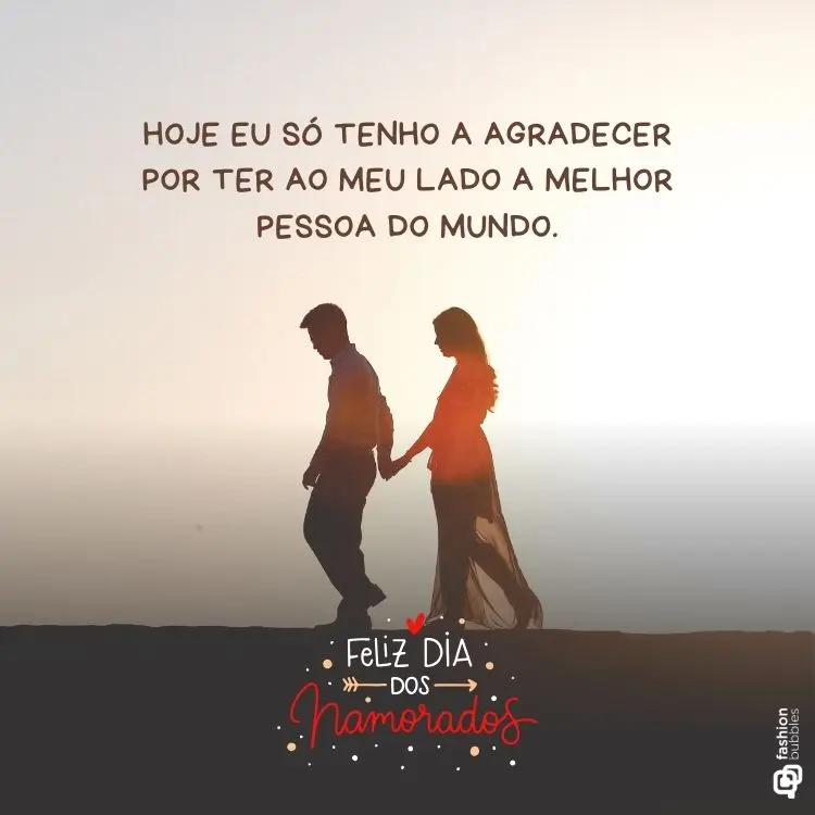 Casal caminhando de mãos dadas ao pôr do sol, com texto "Hoje eu só tenho a agradecer por ter ao meu lado a melhor pessoa do mundo. Feliz Dia dos Namorados" em destaque. Fundo suave e romântico.