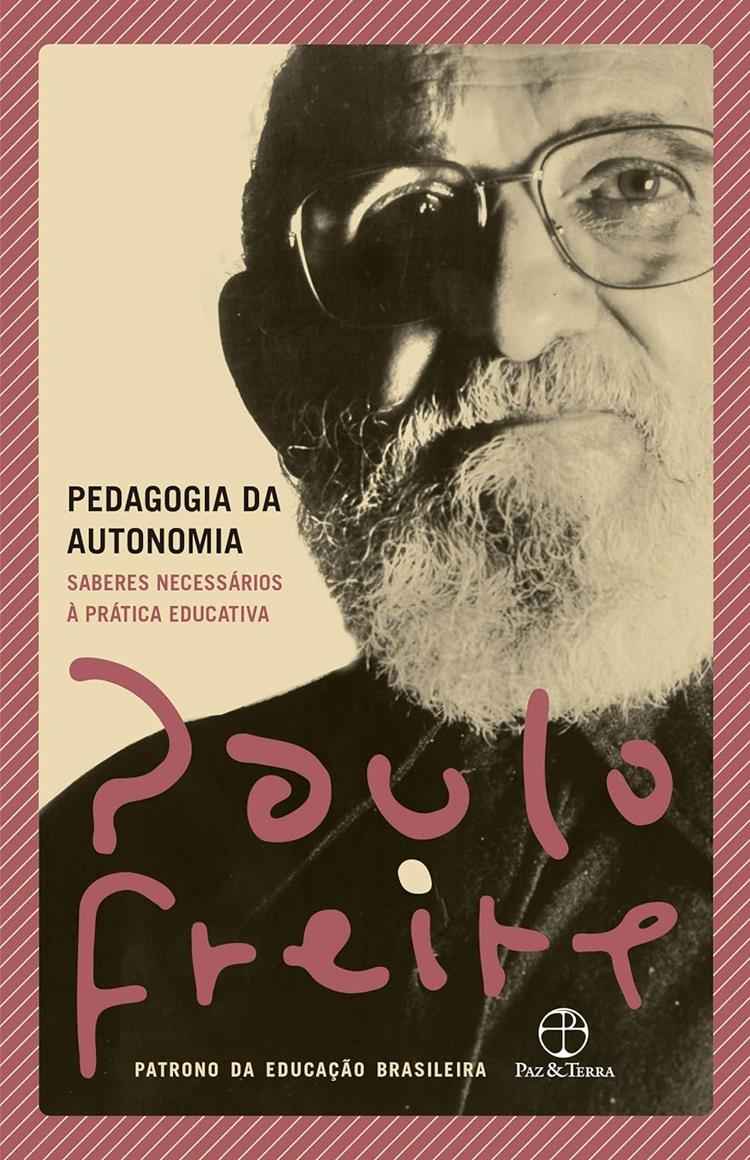 livro de paulo freire, capa com foto do autor em preto e brranco 