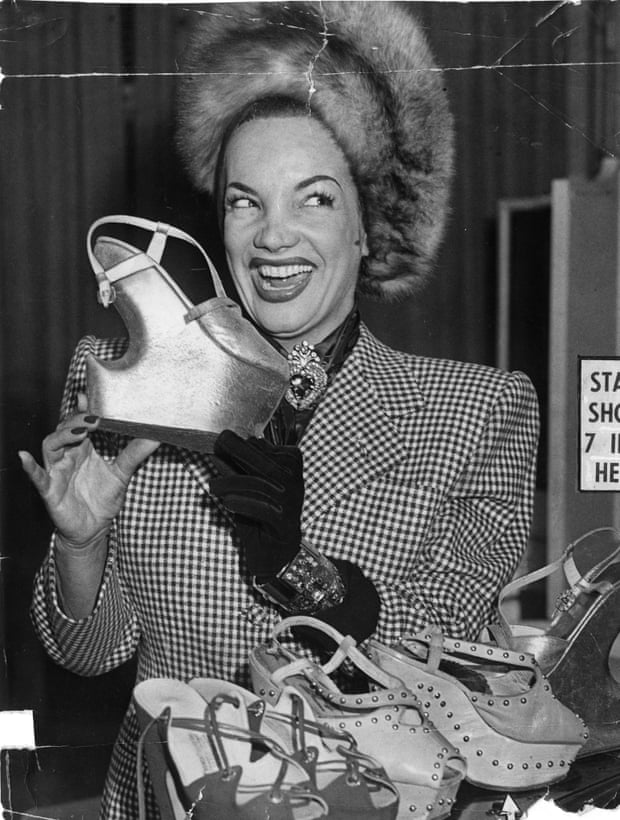 Carmen Miranda com um de seus sapatos plataforma. 