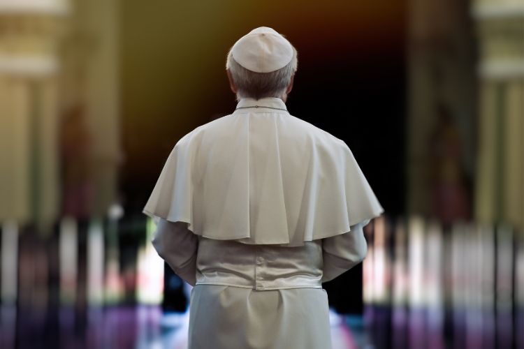Um homem em trajes papais visto de costas, com luzes suaves ao redor, transmite um momento de reflexão na igreja. A imagem sugere o novo papa assumindo seu papel espiritual com serenidade, simbolizando esperança e liderança religiosa.


CopiarCopiar



