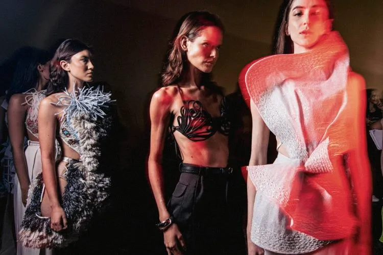 Modelos usando 3 looks do desfile de Melkzda no DFB Festival 2024