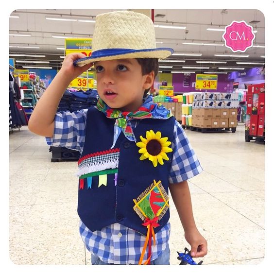 Garotinho com look junino usando colete