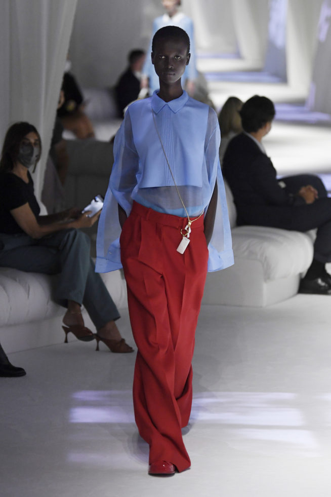 calça vermelha e camisa azul