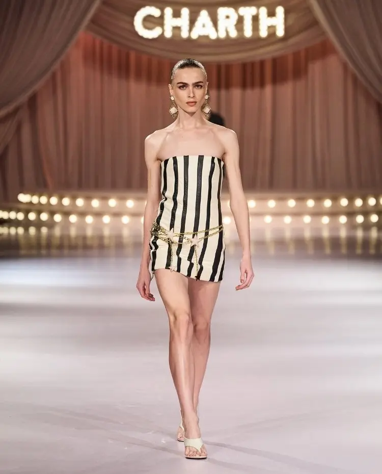 Foto de modelo na passarela durante o desfile da Charth para a coleção "Action"