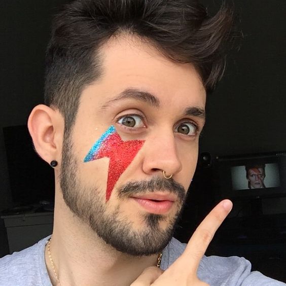 Homem de pele clara com maquiagem inspirada em David Bowie