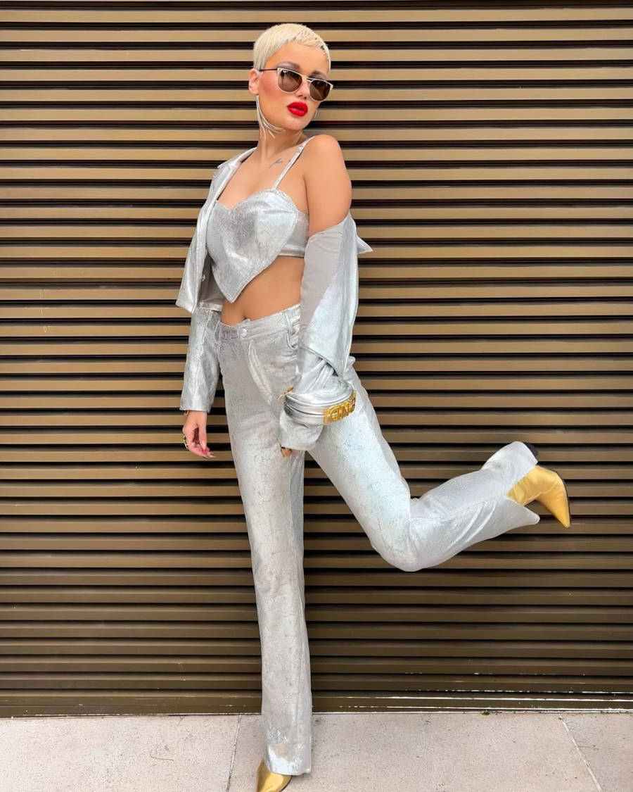 Look metalizado com calça, top, casaco e bota
