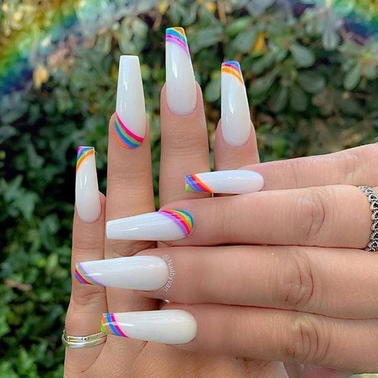 Mão com unhas arco-íris LGBTQIA+: Polegar: branco com arco-íris na cuticula Indicador: branco com arco-íris na francinha Médio: branco com arco-íris na francinha Anelar: branco com arco-íris na cuticula Mínimo branco com arco-íris na francinha