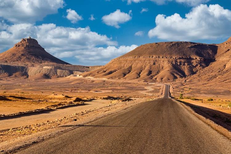 foto de estrada em paisagem de terra
