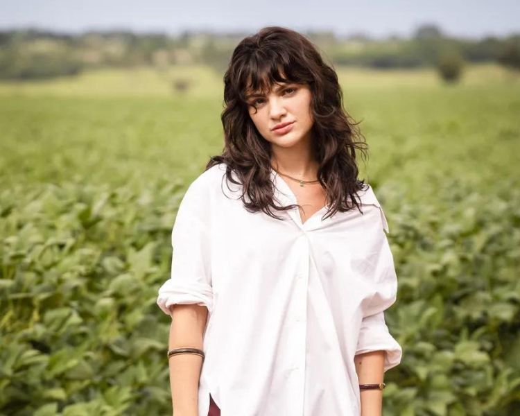 Debora Ozório como Petra de Terra e Paixão