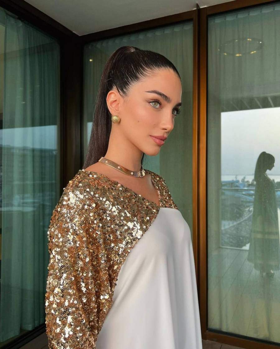 Blusa branca com detalhes em paetê 
