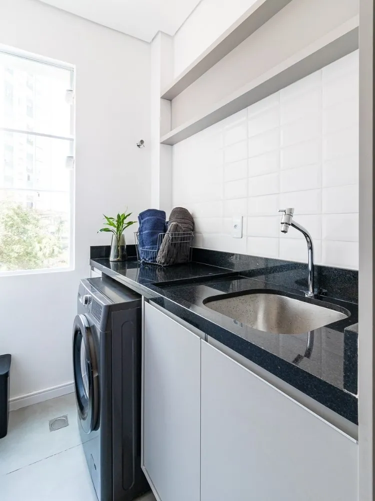 Foto de lavanderia de kitnet de 33 m² decorada com marcenaria planejada