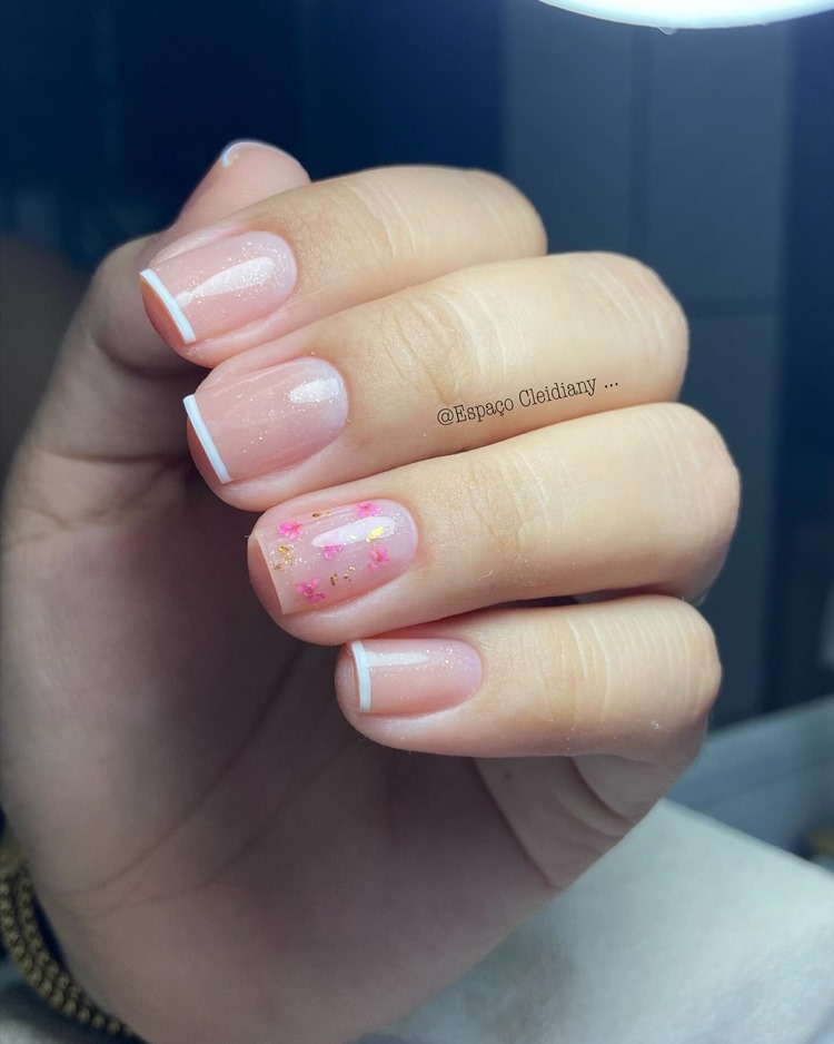 Unhas em gel com glitter, francesinha e flores na filha única (tamanho: curto. Formato: quadrado) 