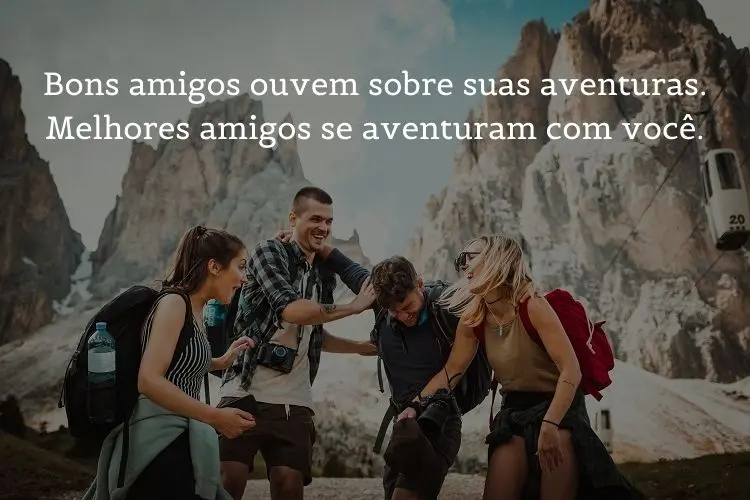 foto de amigos rindo com frases de viagem com amigos