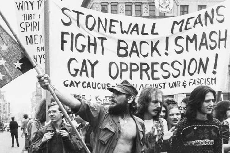 Foto de pessoas com cartazes na Rebelião de Stonewall
