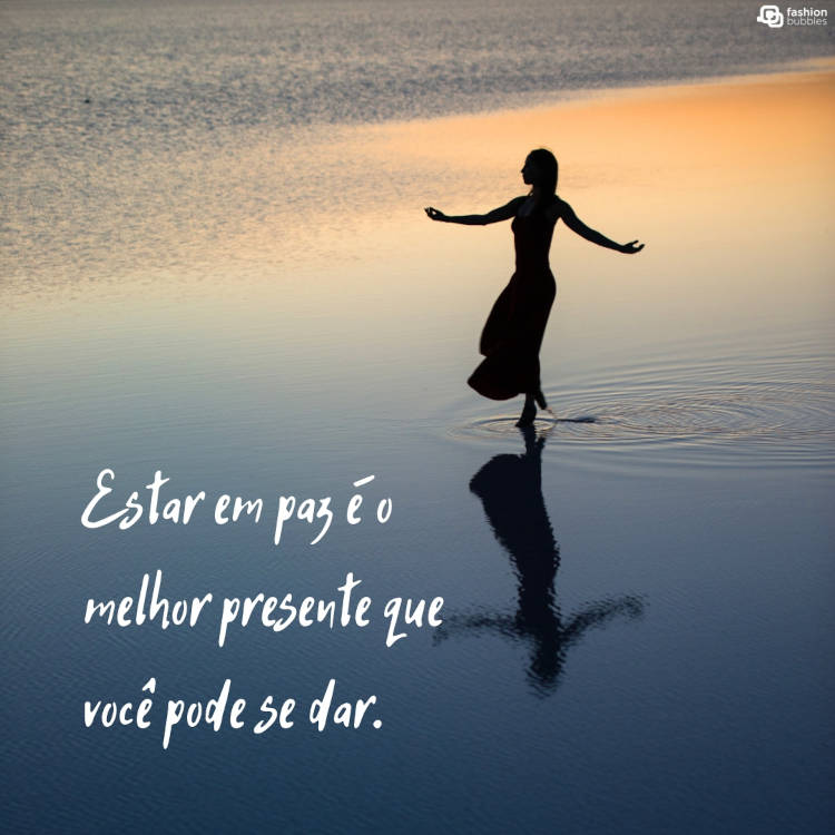 Foto de mulher na praia com frase sobre paz "Estar em paz é o melhor presente que você pode se dar."