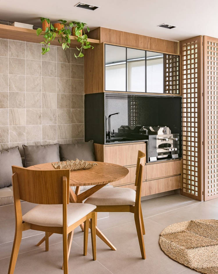 Espaço gourmet com sofá e mesa.