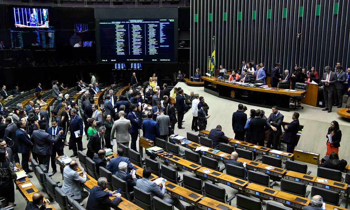 Foto do Congresso Nacional lotado de representantes conversando entre si