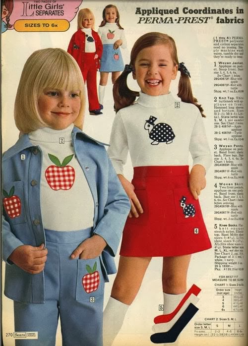 Foto de uma revista com a moda infantil para meninas nos anos 70. 